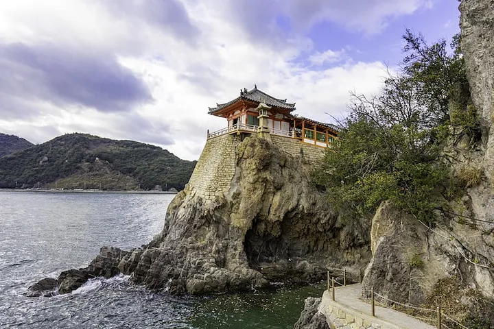 Menjelajah Tomonoura Hiroshima: Kota Pelabuhan Menawan di Laut Pedalaman Seto 9 Abuto Kannon (a.k.a. Bandai-ji) is a coast temple compound in eastern Hiroshima that is known for its precariously placed Kannon-do hall