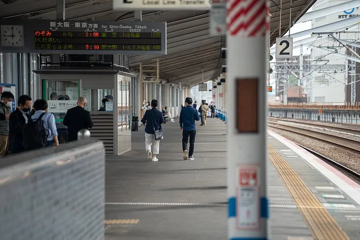 Menjelajah Tomonoura Hiroshima: Kota Pelabuhan Menawan di Laut Pedalaman Seto 7 From Fukuyama Station, travelers should keep their eyes out for the a bus bound for 鞆 の 浦
