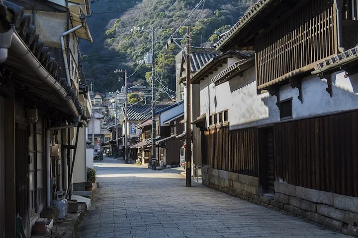 Menjelajah Tomonoura Hiroshima: Kota Pelabuhan Menawan di Laut Pedalaman Seto 8 In addition to charming streets, Tomonoura also has many shrines and temples such as the Ioji temple to check out